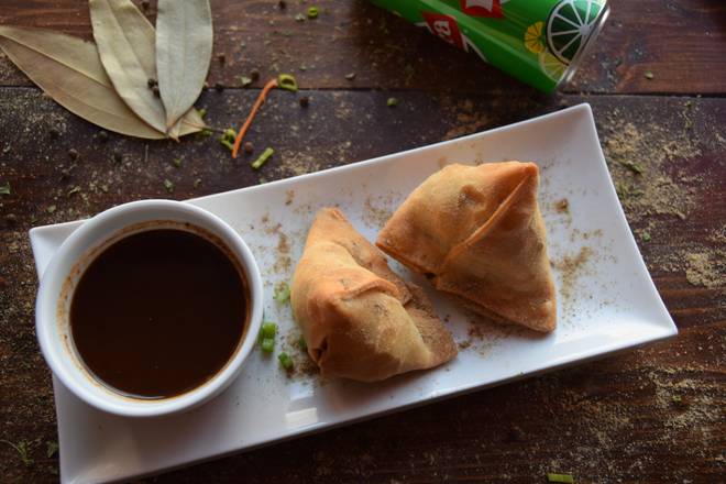 VEGETABLE SAMOSA INDIAN STYLE (2 PCS) (Must Try)