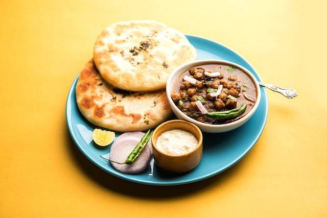 Chole Kulche (ਛੋਲੇ ਕੁਲਚੇ )