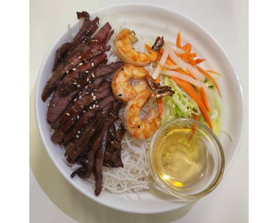 V1. Vermicelles avec boeuf et crevettes  grilles/ Vermicelli with grilled beef and shrimps