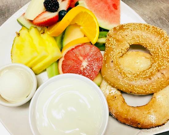 3) Montagne de fruits frais et bagel / Mountain of Fresh Fruits and Bagel