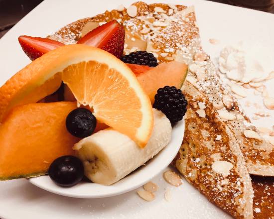 Crêpe aux poires caramélisées, Fromage brie et amandes grillés/Caramelized Pears, Brie and grilled almonds Thin French Crepe