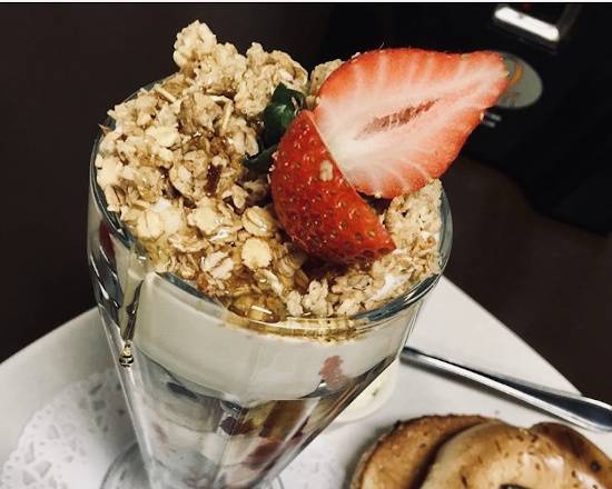 Parfait Fraises bananes et bleuets au yogourt et bagel / Parfait Strawberry, banana and blueberry Yogurt and Bagel