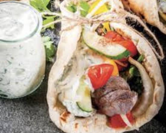 Pita brochettes à la viande / Meat Skewers Pita