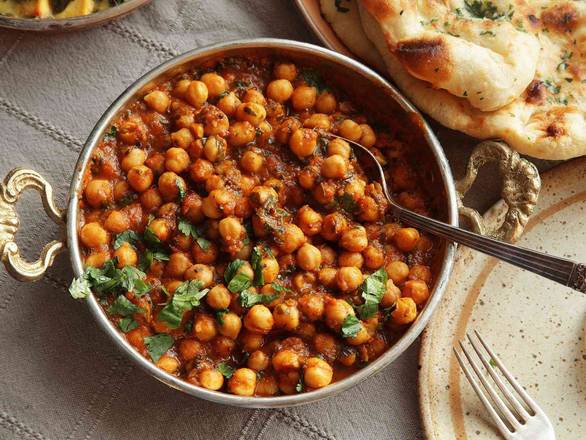White Chana Masala (16 oz) + 2 Naan