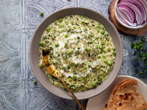 Methi Matar Malai (16 oz) + 2 Naan