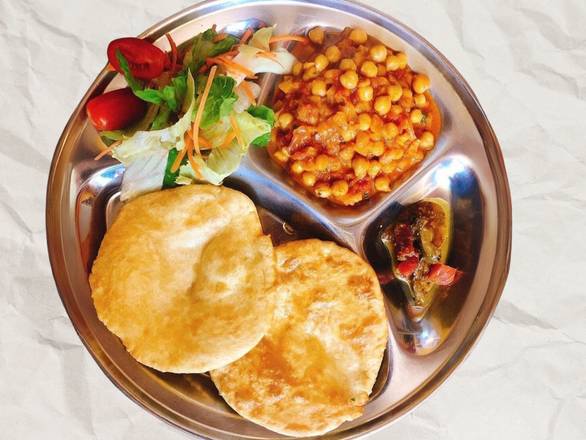 White Chana (8 Oz ) + Puri (2 pcs) + halva ( 8 Oz )