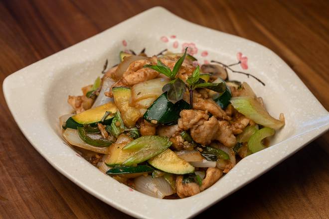 C8. Basil Chicken🌶️