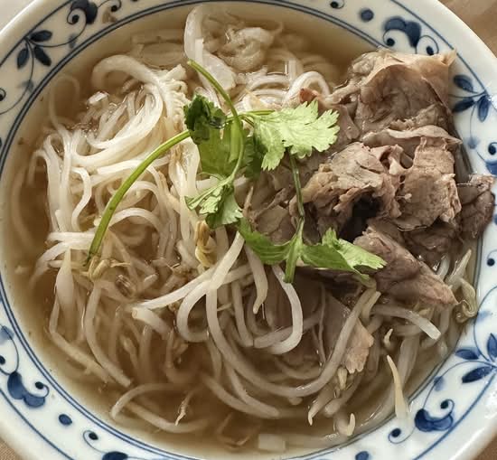 #7 Pho Noodle with Eye Round Steak, Well Done Flank, and Beef Tripe