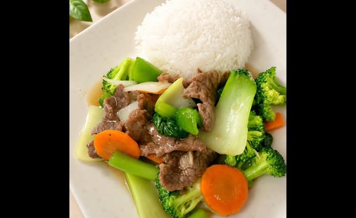 515. Beef and Mixed Vegetable Stir Fry on Rice