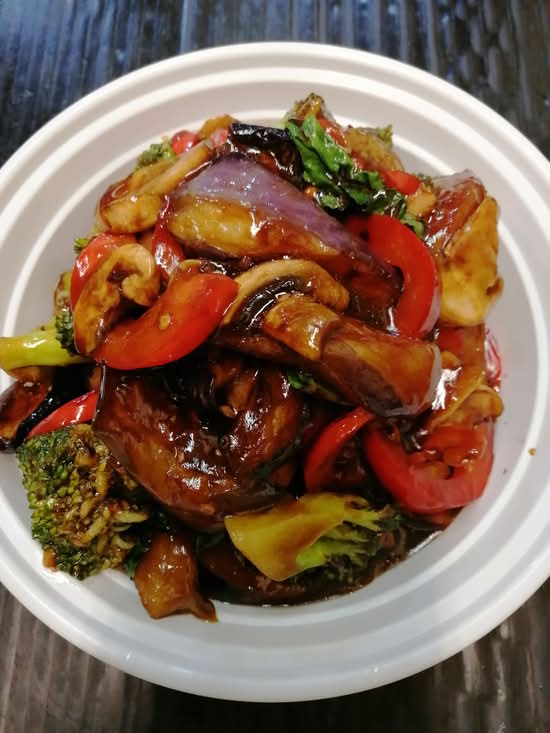 62. Eggplant with Basil Leaves (Makuayaw Pad Gaprao)
