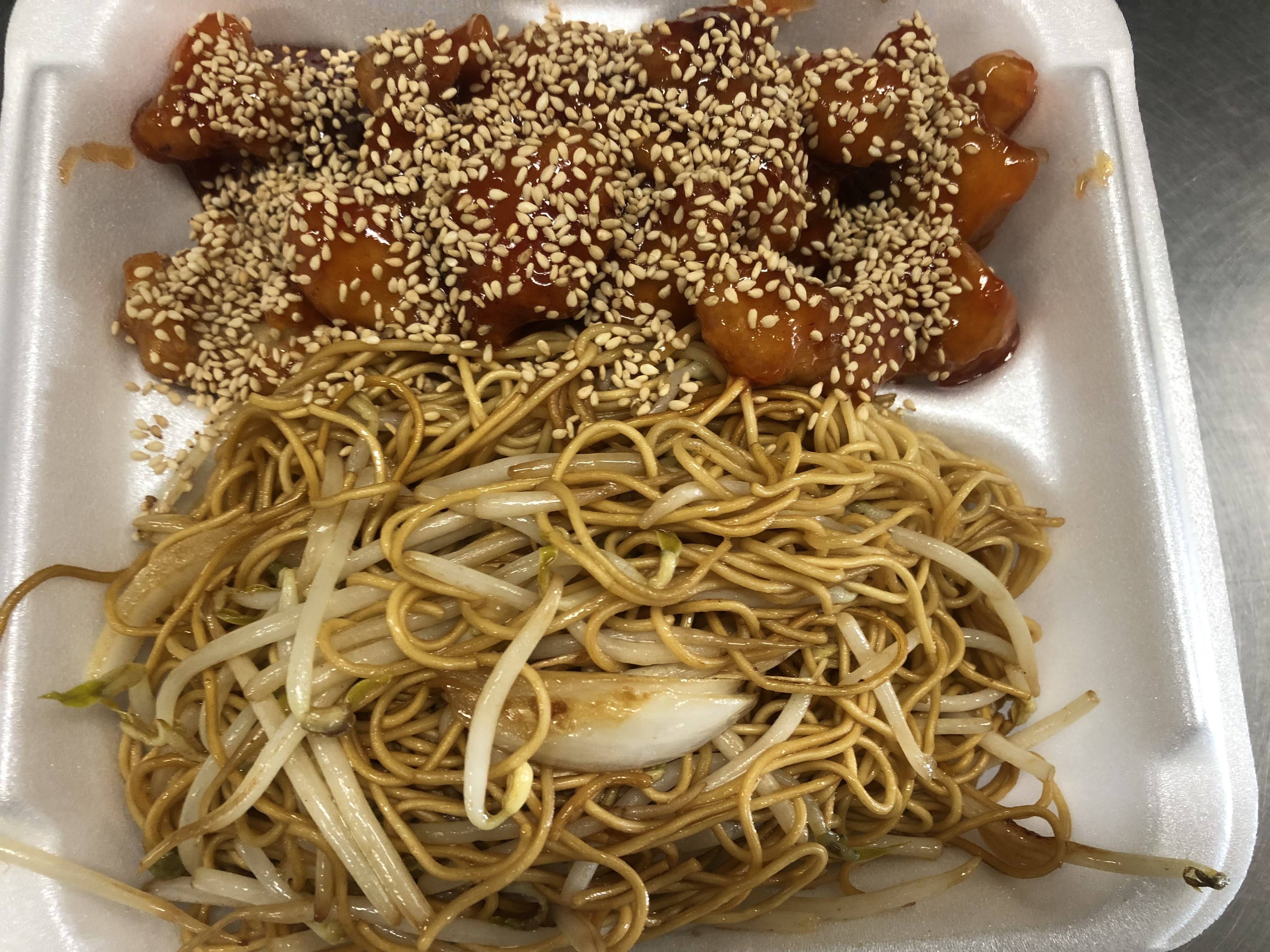 Sesame chicken and  vegetable lo mein noodle   (With spring rolls) medium spicy 芝麻鸡炒面