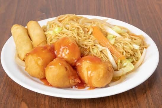 Sweet and Sour Chicken Balls (6) with lo Mei noodle  （ with spring  rolls)  鸡波炒面买一送一