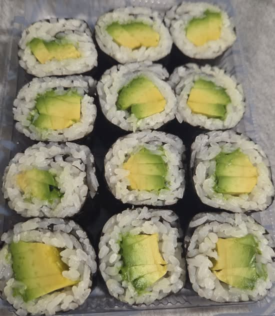 R22. Avocado Maki Roll ( 6 Pcs)
