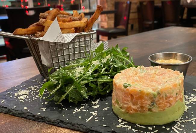 Tartare de saumon à l'avocat avec frites / Avocado salmon tartar with fries