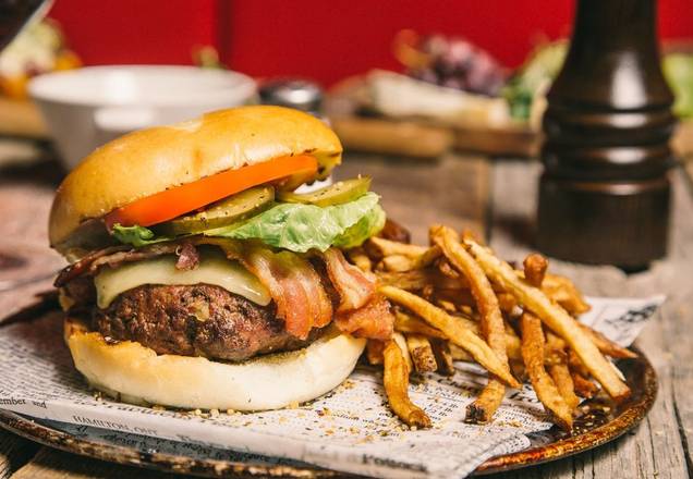 Burger Classique avec Frites / Classic Burger with Fries
