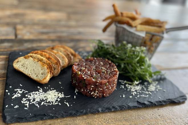 Tartare de thon avec frites / Tuna tartare with fries