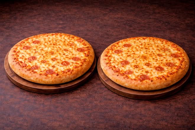 Deux 10" pizzas au pepperoni et fromage / Two 10" Pepperoni and Cheese Pizzas