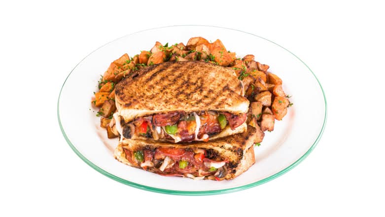Pizza grilled cheese (950 Cals.)