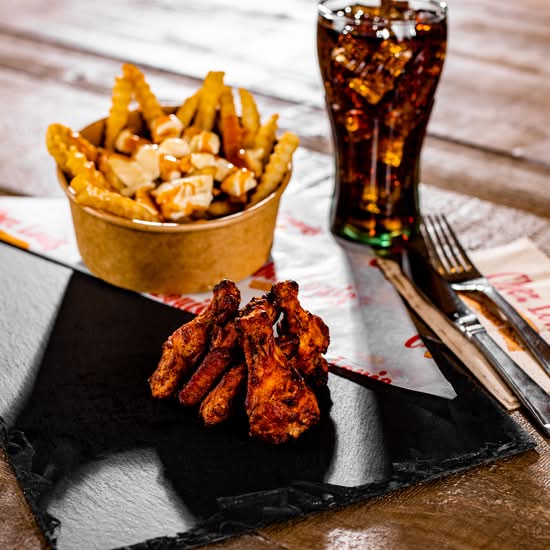 9. Poutine + 6 Ailes Piquantes