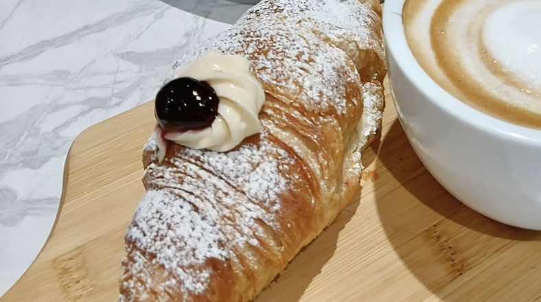 Crema Ed Amarena Croissant