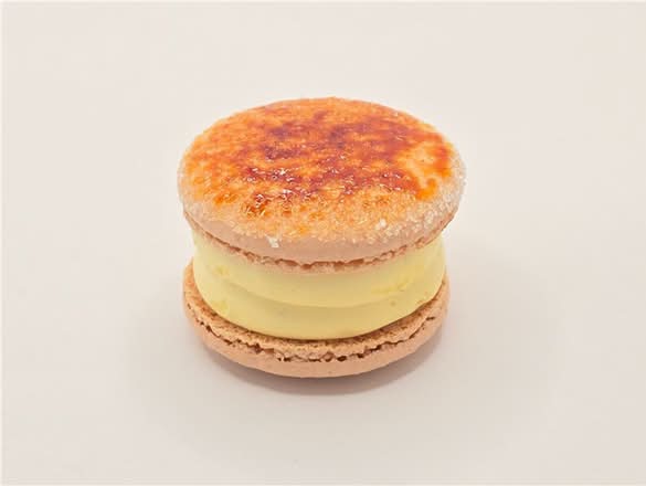 Crème Brûlée Macaroon