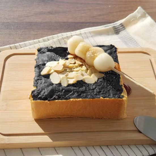 Black Sesame Creamy Mochi Brick Toast / D4. Toast mochi au sésame noir