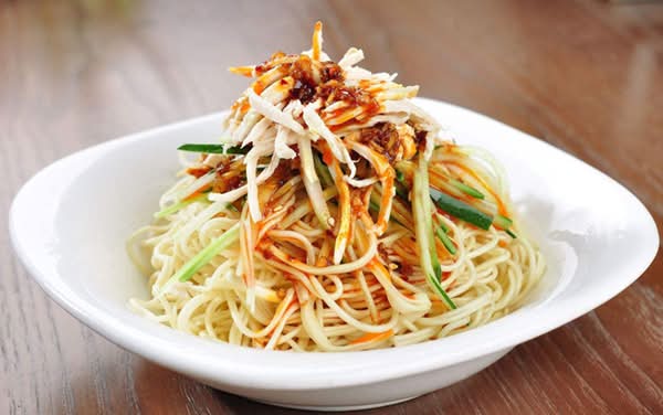 Cold Noodles with Shredded Chicken in Peanut & Sesame Sauce / Nouilles froides au poulet effiloché, sauce aux arachides et au sésame