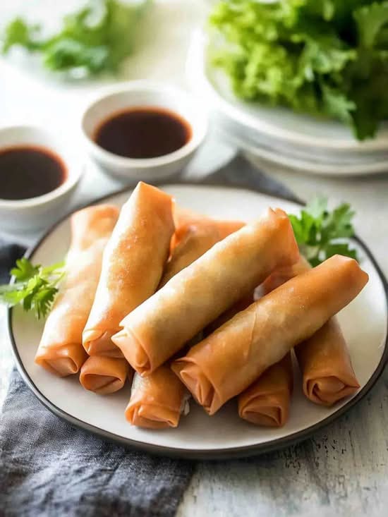 Homemade Jumbo Spring Rolls (2 pcs) / Rouleaux impériaux maison (2 mcx)