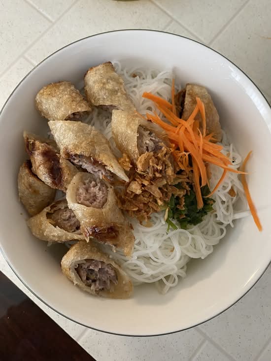 Vietnamese Spring Roll Noodle Bowl (2 pcs)