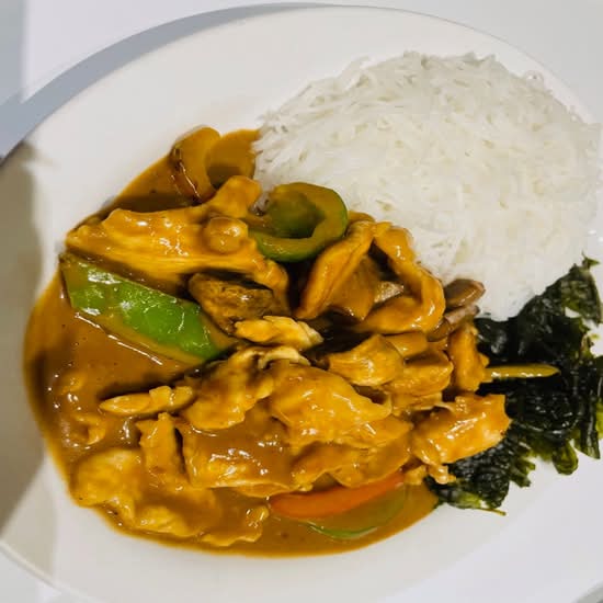 Combo Poulet sauté avec  sauce arachides/Sauteed chicken with peanut sauce
