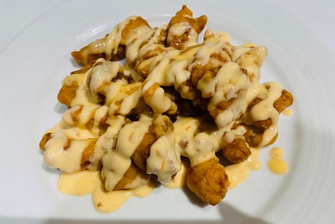 Poulet frit avec sauce mayonnaise/Fried chicken with mayonnaise sauce