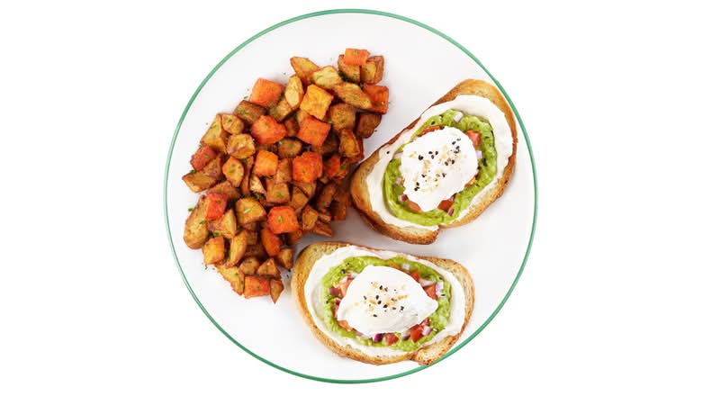 2 tartines à l'avocat avec pommes de terre / 2 avocado toast and potatoes