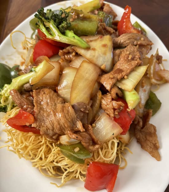 85. Nouilles Frites au Poulet (Bœuf) au Fèves Noires / Chicken (Beef) Fried Noodles with Black Bean Sauce