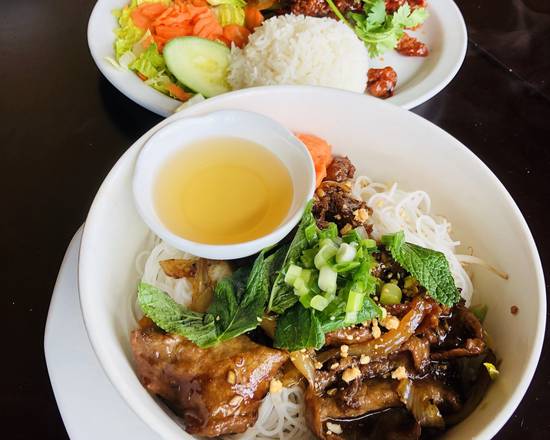 25. Bun Boeuf sauté à la citronnelle / Lemongrass Bun Beef Sauteed