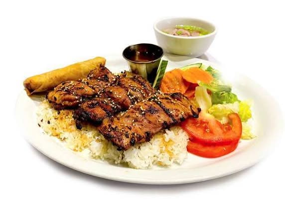 S4. Rouleau impérial au porc poulet grillé riz et salade / Imperial Roll pork Grilled Chicken Rice and Salad