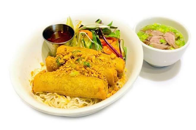 S1. Rouleaux impériaux, vermicelles et salade / Imperial Roll, Vermicelli and Salad