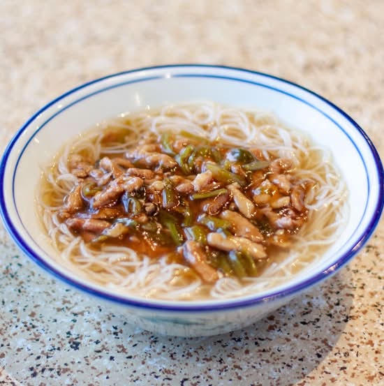 Rice Vermicelli with Shredded Pork and Preserved Mustard Greens / 雪菜肉絲米粉