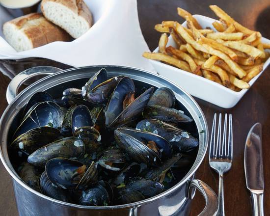 Moules marinières & frites / Mussels with white wine & shallots, french fries
