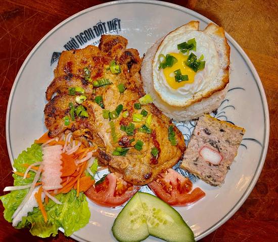 CƠM SƯỜN HEO NƯỚNG, CHẢ TRỨNG, TRỨNG ỐP LA  (Steamed Rice w/ Grilled Pork Chop & Fried Egg)