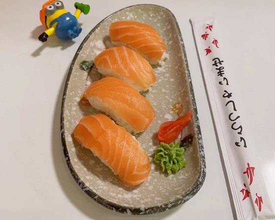 Fresh Salmon Sushi (4pcs)