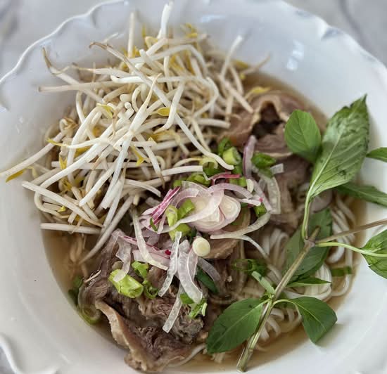 Phở vè Dòn (Fatty Beef Brisket Noodle Soup)