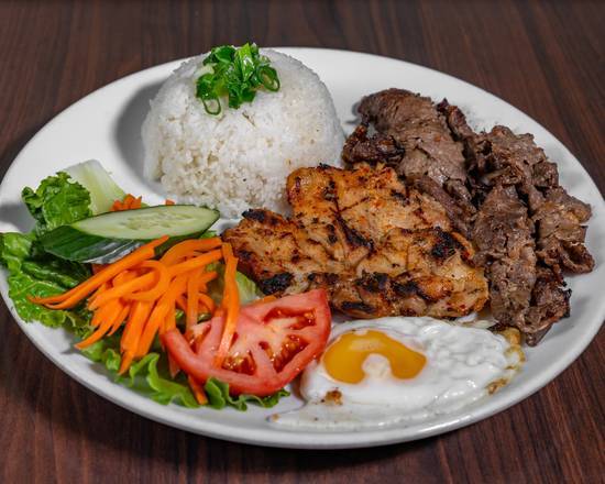 Com Gà Nướng, Bò Nướng, Opla (Rice with Grilled Chicken, Beef & Fried Egg)
