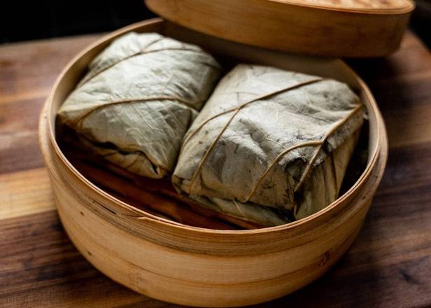 sticky rice wrapped in lotus leaf (2pc)