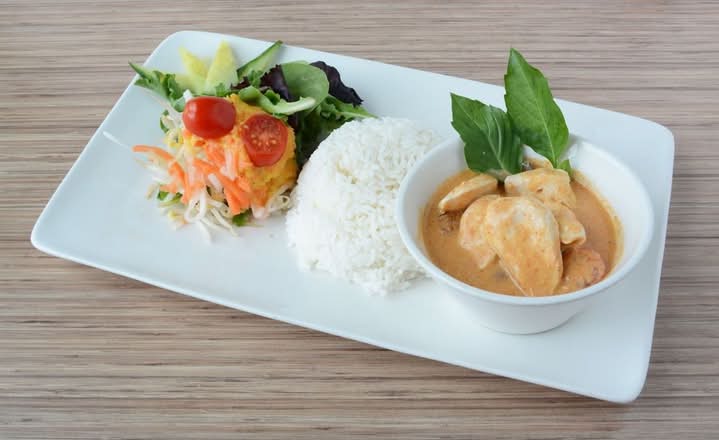 06. Thai Red Curry with Rice & Salad