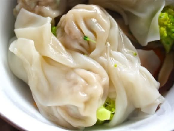 S6.   Soupe wonton (aux crevettes et porc) / Shrimp & pork wonton soup