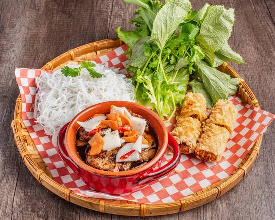 58. Hanoi Style Vermicelli Noodles with Grilled Pork and Spring Rolls (河内风味烤猪肉春卷粉丝)
