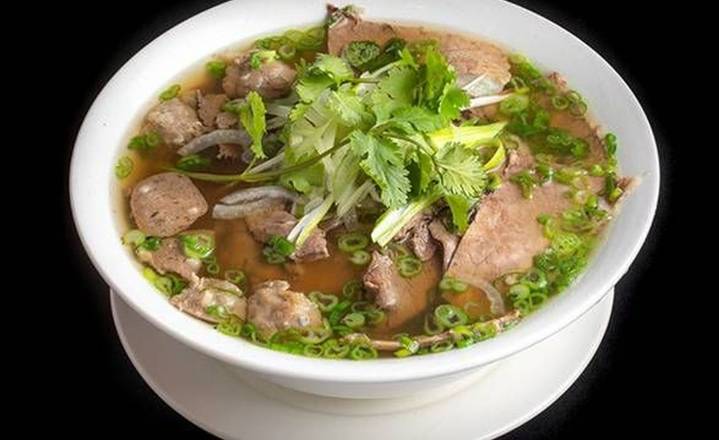 19. Rare Beef with Well Done Flank and Beef Balls Rice Noodle Soup (Large) (生牛肉熟牛腩牛丸粉) (大)