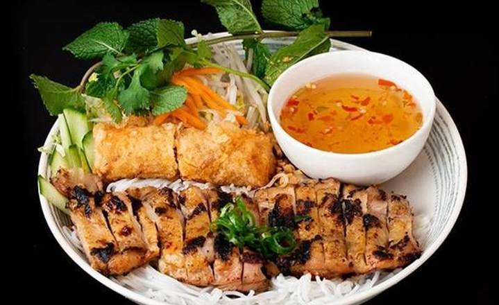 54. Grilled Chicken and Spring Rolls with Vermicelli Noodles (烤鸡扒春卷檬)