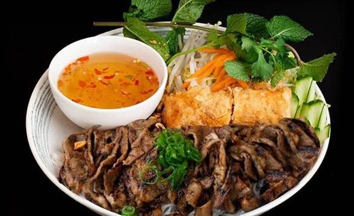 48. Grilled Pork and Spring Rolls with Vermicelli Noodles (烤猪肉春卷檬)