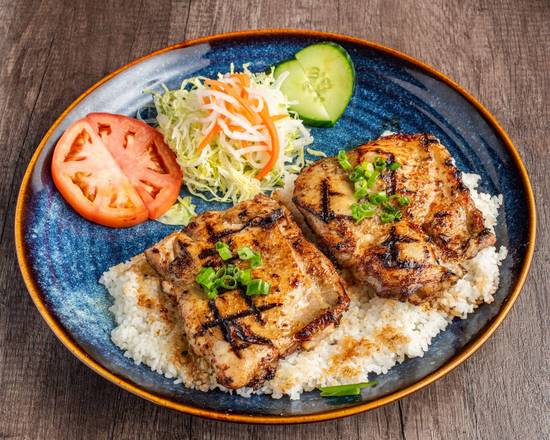 37. Grilled chicken, grilled pork chop on broken rice